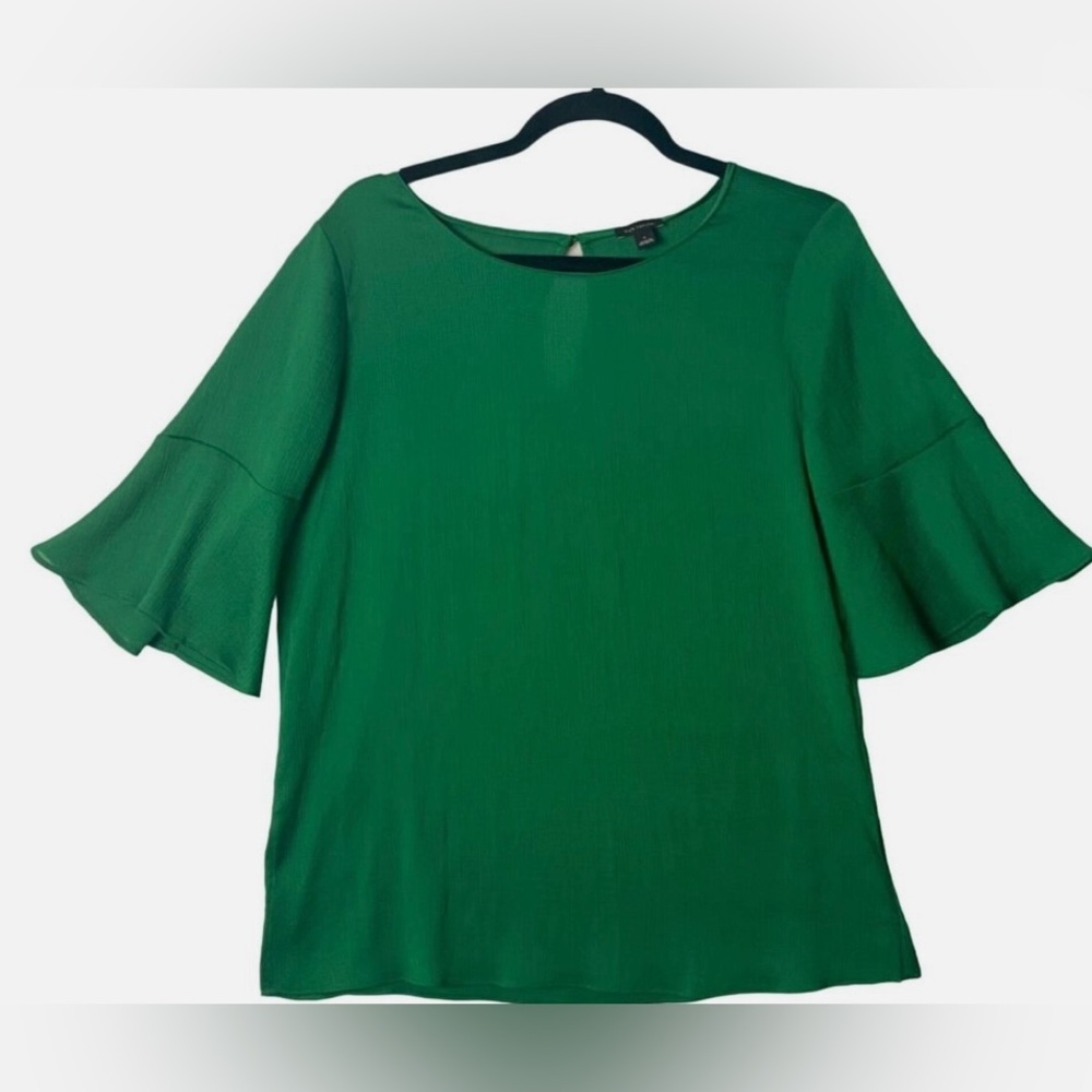 Ann Taylor green keyhole crepe blouse with flutter short sleeves in size XS